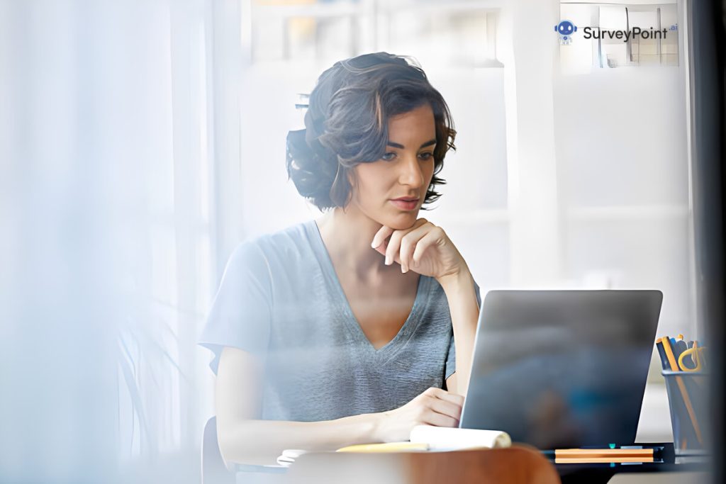 A woman wearing headphones sits at a desk, focused on her work. She represents customer satisfaction and loyalty.
